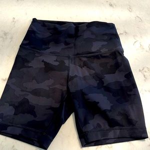Lululemon Wunder Train High Rise Short 6” Camo. Size 4